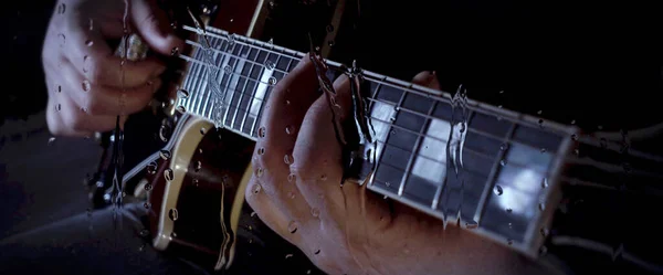 Músico Toca Guitarra Estudio Cerca Del Micrófono Detrás Del Vidrio — Foto de Stock