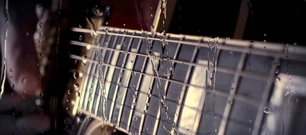 Musisi Memainkan Gitar Studio Dekat Mikrofon Belakang Kaca Dengan Tetes — Stok Foto