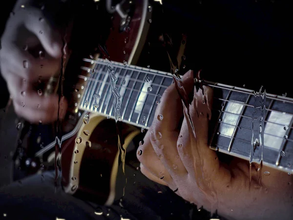 Müzisyen Bardağın Arkasındaki Mikrofonun Yanındaki Stüdyoda Damlalarıyla Gitar Çalıyor — Stok fotoğraf