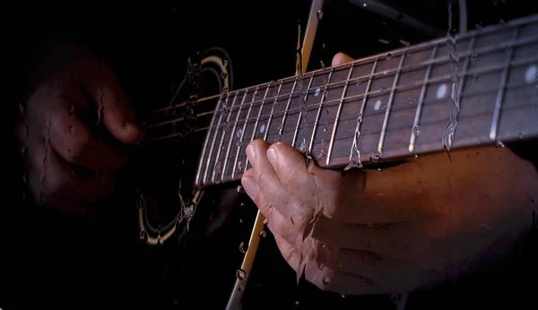 Músico Toca Guitarra Estúdio Perto Microfone Atrás Vidro Com Gotas — Fotografia de Stock