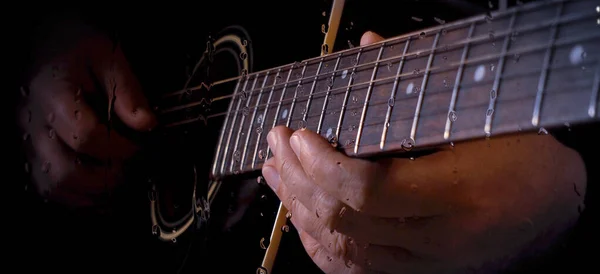 Müzisyen Bardağın Arkasındaki Mikrofonun Yanındaki Stüdyoda Damlalarıyla Gitar Çalıyor — Stok fotoğraf