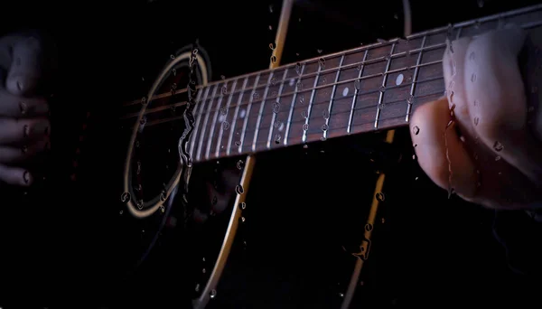 Muzikant Speelt Gitaar Studio Bij Microfoon Achter Het Glas Met — Stockfoto