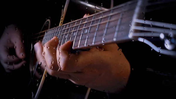 Muzikant Speelt Gitaar Studio Bij Microfoon Achter Het Glas Met — Stockfoto