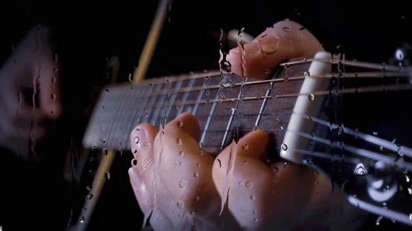 音乐家在玻璃杯后面麦克风旁边的录音室里用水滴弹吉他 — 图库照片