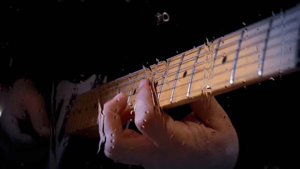 Musisi Memainkan Gitar Studio Dekat Mikrofon Belakang Kaca Dengan Tetes — Stok Foto