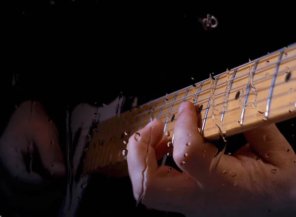 Músico Toca Guitarra Estúdio Perto Microfone Atrás Vidro Com Gotas — Fotografia de Stock