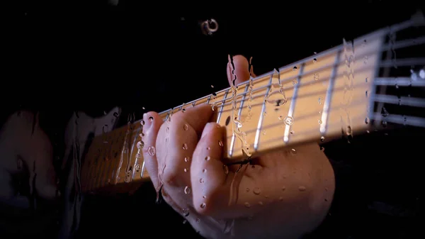 Muzikant Speelt Gitaar Studio Bij Microfoon Achter Het Glas Met — Stockfoto