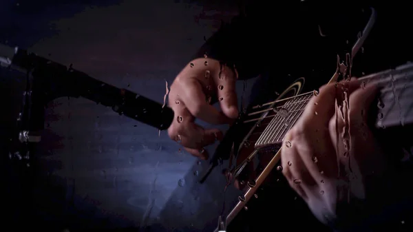 Musicien Joue Guitare Studio Près Microphone Derrière Verre Avec Des — Photo