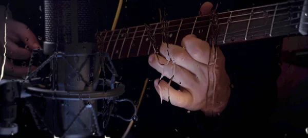 Músico Toca Guitarra Estúdio Perto Microfone Atrás Vidro Com Gotas — Fotografia de Stock