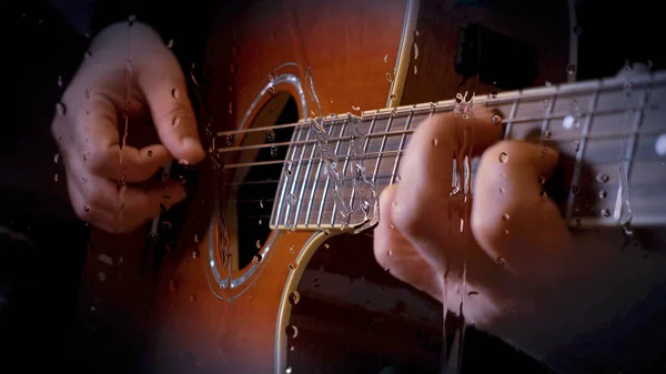 Muzikant Speelt Gitaar Studio Bij Microfoon Achter Het Glas Met — Stockfoto