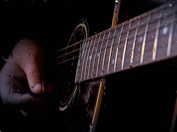 Músico Toca Guitarra Estudio Cerca Del Micrófono Detrás Del Vidrio — Foto de Stock