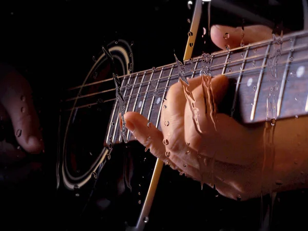 Muzikant Speelt Gitaar Studio Bij Microfoon Achter Het Glas Met — Stockfoto