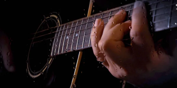 Músico Toca Guitarra Estúdio Perto Microfone Atrás Vidro Com Gotas — Fotografia de Stock