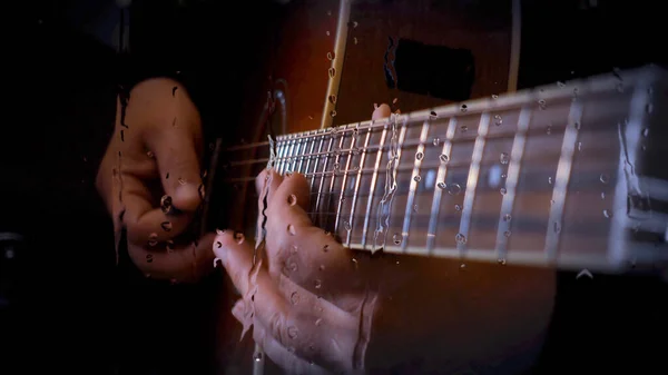 음악가는 유리잔 마이크 근처의 스튜디오에서 방울을 가지고 기타를 — 스톡 사진