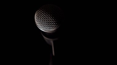 Stüdyo mikrofonunu kapat. Renkli arka plan. Boşluğu kopyala