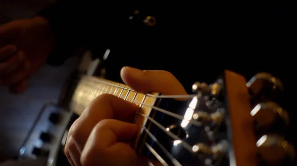 Músico Toca Guitarra Estúdio — Fotografia de Stock