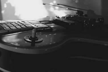 Sahne ışıklarında elektro gitar yakın plan. siyah ve beyaz