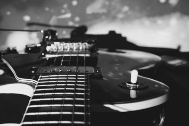 Sahne ışıklarında elektro gitar yakın plan. siyah ve beyaz