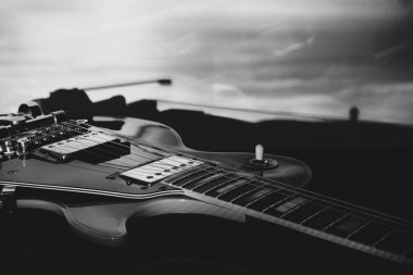 Sahne ışıklarında elektro gitar yakın plan. siyah ve beyaz