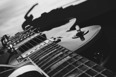 Sahne ışıklarında elektro gitar yakın plan. siyah ve beyaz