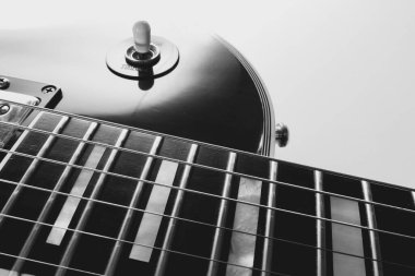 Sahne ışıklarında elektro gitar yakın plan. siyah ve beyaz