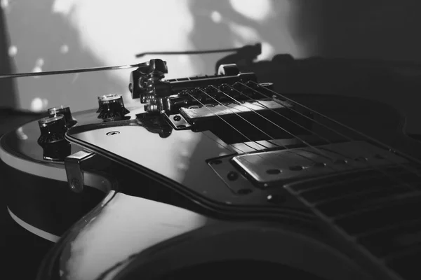 Elektrische Gitaar Close Het Podium Licht Zwart Wit — Stockfoto