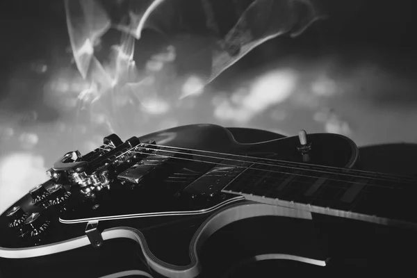 Elektrische Gitaar Close Het Podium Licht Zwart Wit — Stockfoto