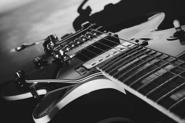 Guitarra Eléctrica Primer Plano Luz Del Escenario Blanco Negro —  Fotos de Stock