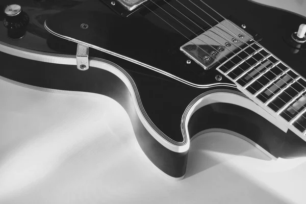 ステージライトでエレキギターのクローズアップ 黒と白 — ストック写真