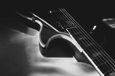 Sahne ışıklarında elektro gitar yakın plan. siyah ve beyaz