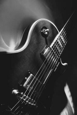 Sahne ışıklarında elektro gitar yakın plan. siyah ve beyaz