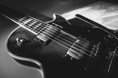 Sahne ışıklarında elektro gitar yakın plan. siyah ve beyaz