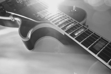 Sahne ışıklarında elektro gitar yakın plan. siyah ve beyaz