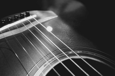 Akustik gitar yakın plan. siyah ve beyaz