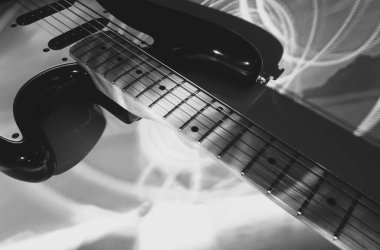 Sahne ışıklarında elektro gitar yakın plan. siyah ve beyaz