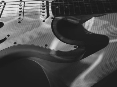 Sahne ışıklarında elektro gitar yakın plan. siyah ve beyaz