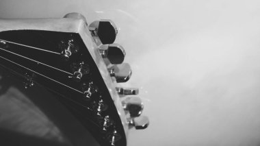 Sahne ışıklarında elektro gitar yakın plan. siyah ve beyaz                               