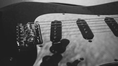 Sahne ışıklarında elektro gitar yakın plan. siyah ve beyaz                               