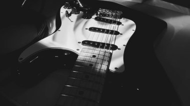 Sahne ışıklarında elektro gitar yakın plan. siyah ve beyaz                               