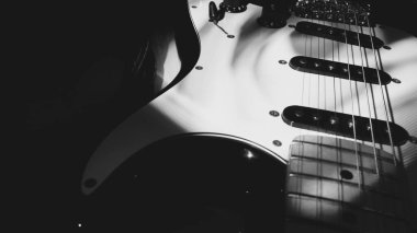 Sahne ışıklarında elektro gitar yakın plan. siyah ve beyaz                               