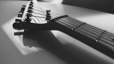   Sahne ışıklarında elektro gitar yakın plan. siyah ve beyaz                             