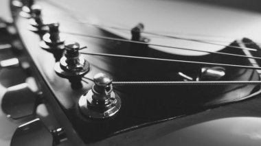   Sahne ışıklarında elektro gitar yakın plan. siyah ve beyaz                             