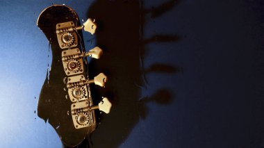 Bas gitar bardağın arkasında su damlalarıyla