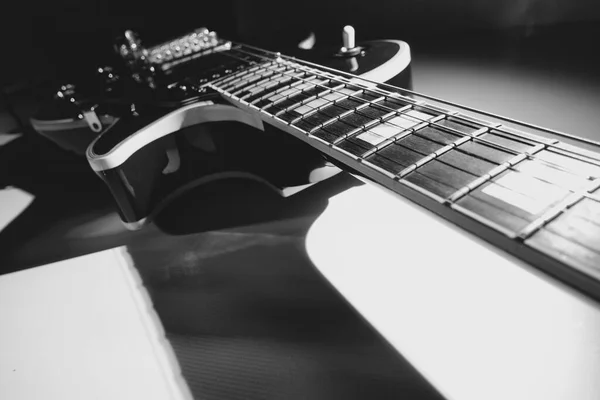 Guitarra Eléctrica Primer Plano Luz Del Escenario Blanco Negro —  Fotos de Stock