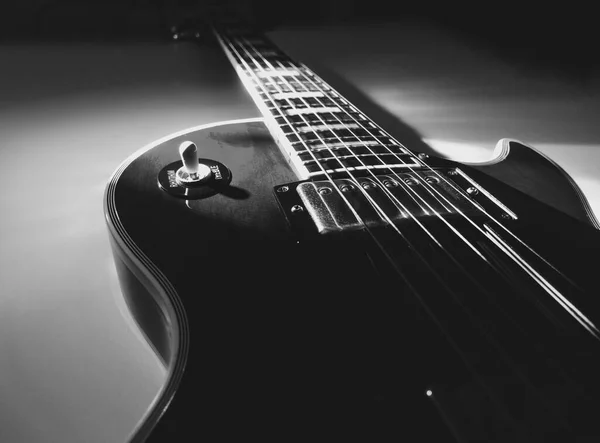 Guitarra Eléctrica Primer Plano Luz Del Escenario Blanco Negro —  Fotos de Stock