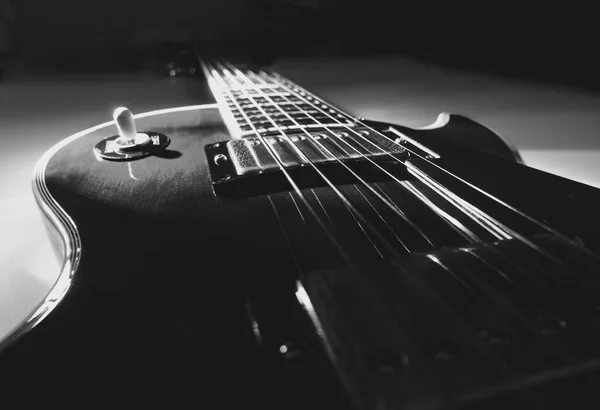 Zbliżenie Gitary Elektrycznej Świetle Sceny Czarno Białe — Zdjęcie stockowe