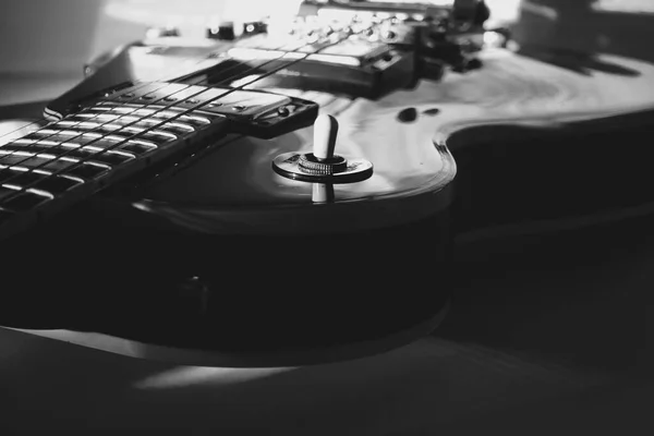 Guitarra Eléctrica Primer Plano Luz Del Escenario Blanco Negro —  Fotos de Stock