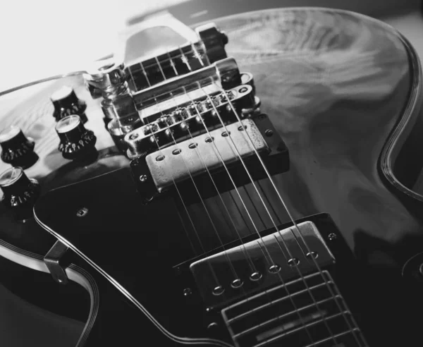 Guitarra Eléctrica Primer Plano Luz Del Escenario Blanco Negro — Foto de Stock