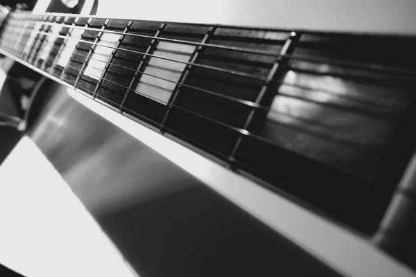 Sahne Işıklarında Elektro Gitar Yakın Plan Siyah Beyaz — Stok fotoğraf