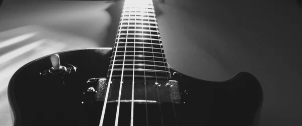 Guitarra Eléctrica Primer Plano Luz Del Escenario Blanco Negro — Foto de Stock